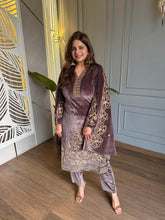 Velvet embroidery shawl suit (Neena)
