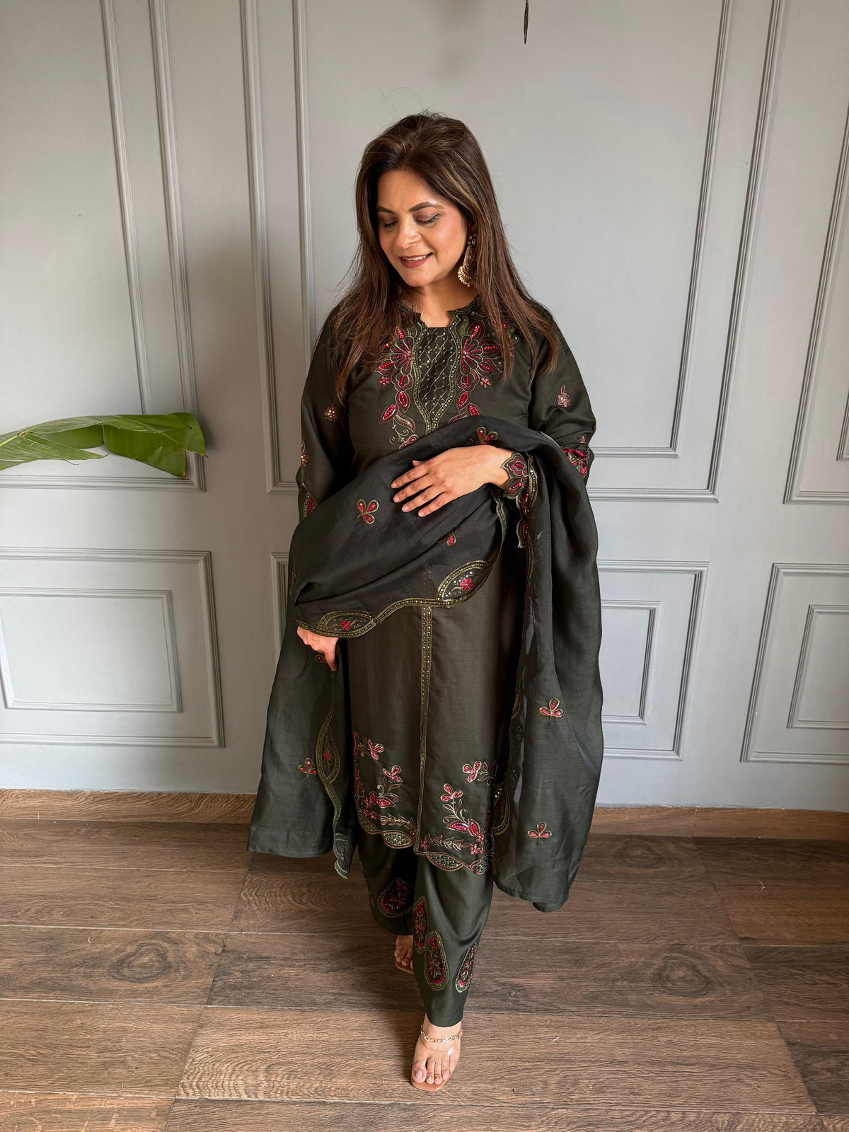 Pakistani embroidered suit with embroidered dupatta (Aarna)