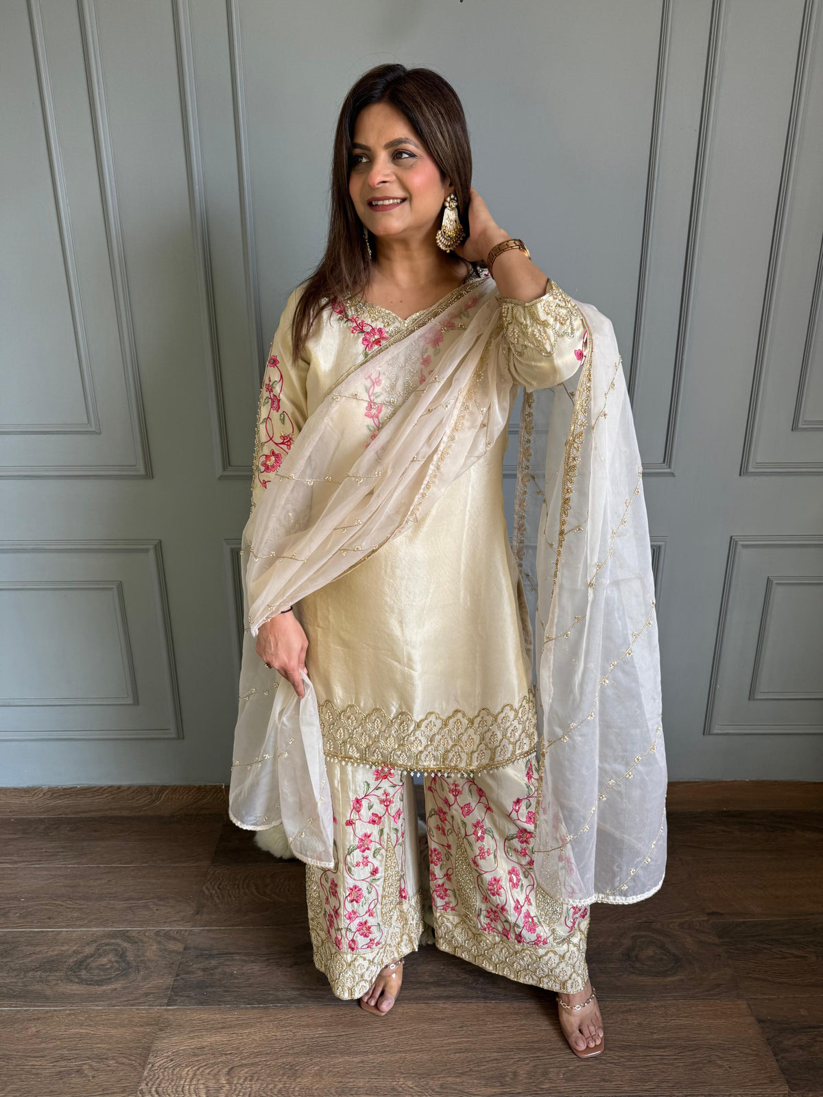 Hand embroidered tissue with lining (Arushi)