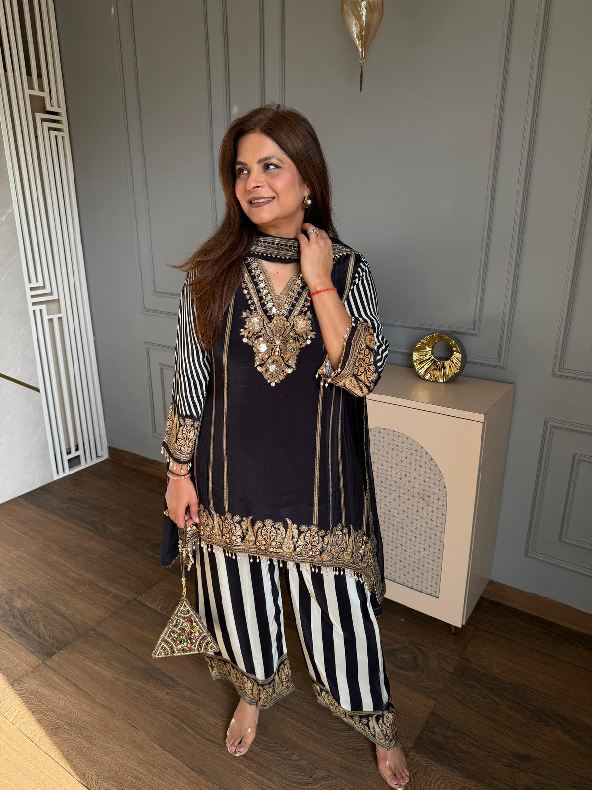 Beautiful crepe suit with cotton lining (Monday)