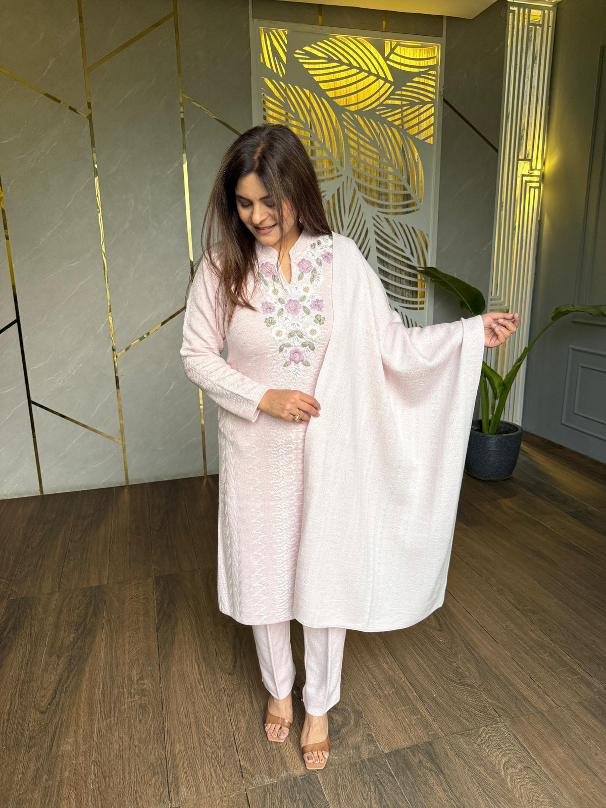 Super soft and warm knitted wool embroided luxurious suit (Ciroc)