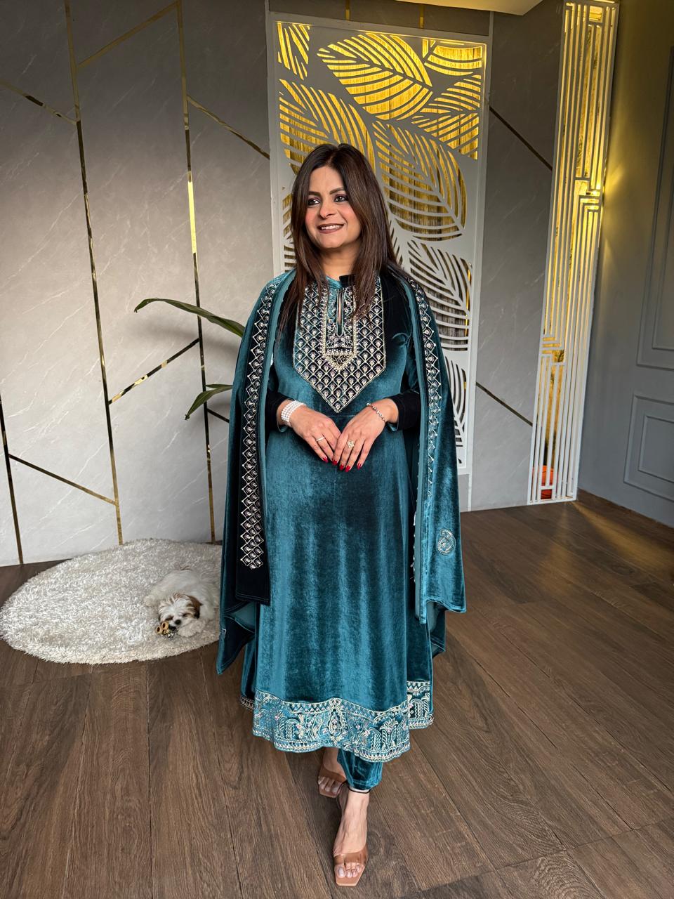 A LINE VELVET EMBROIDERY SUIT