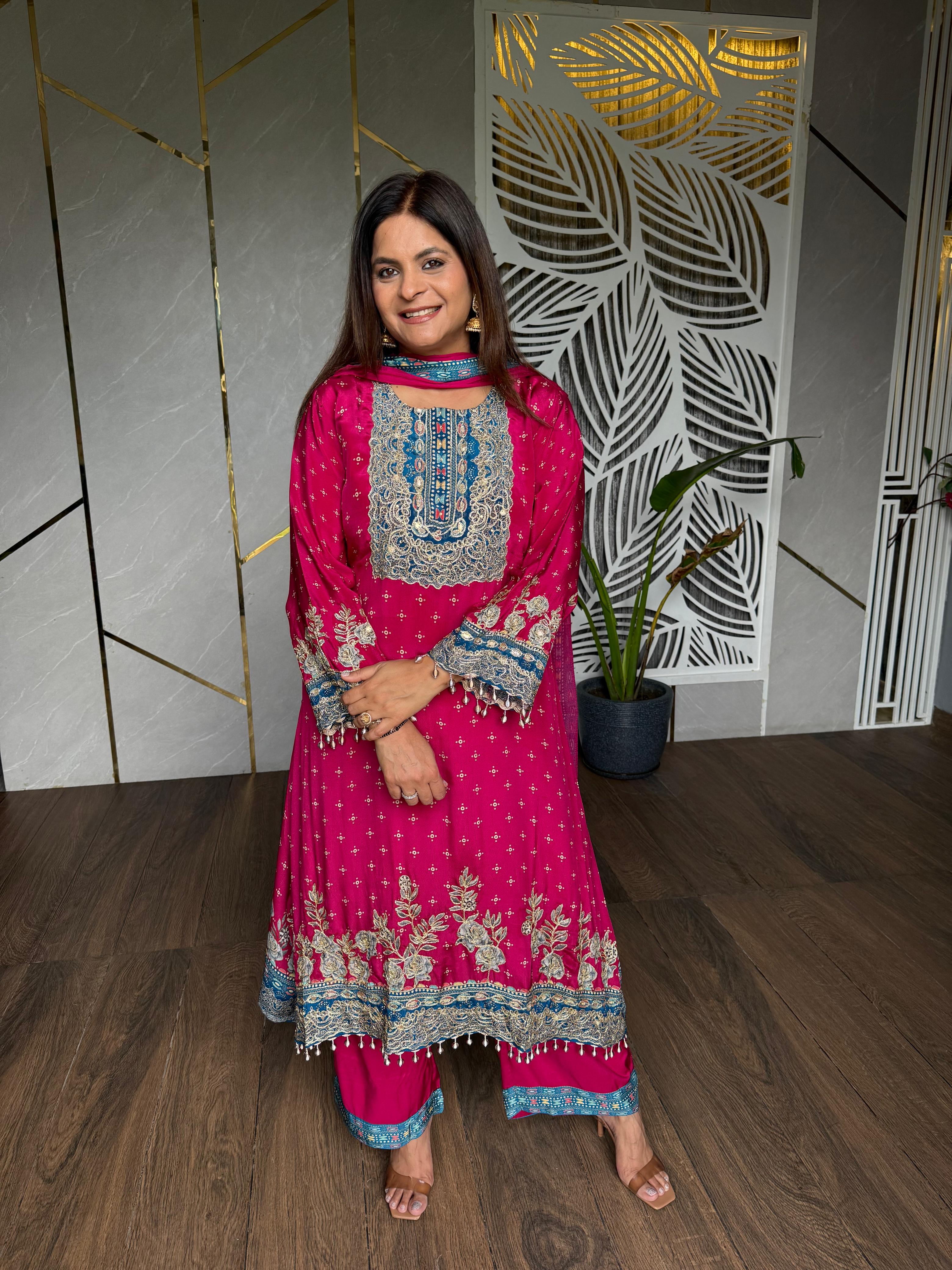 A line crepe embroided suit (Jenny)
