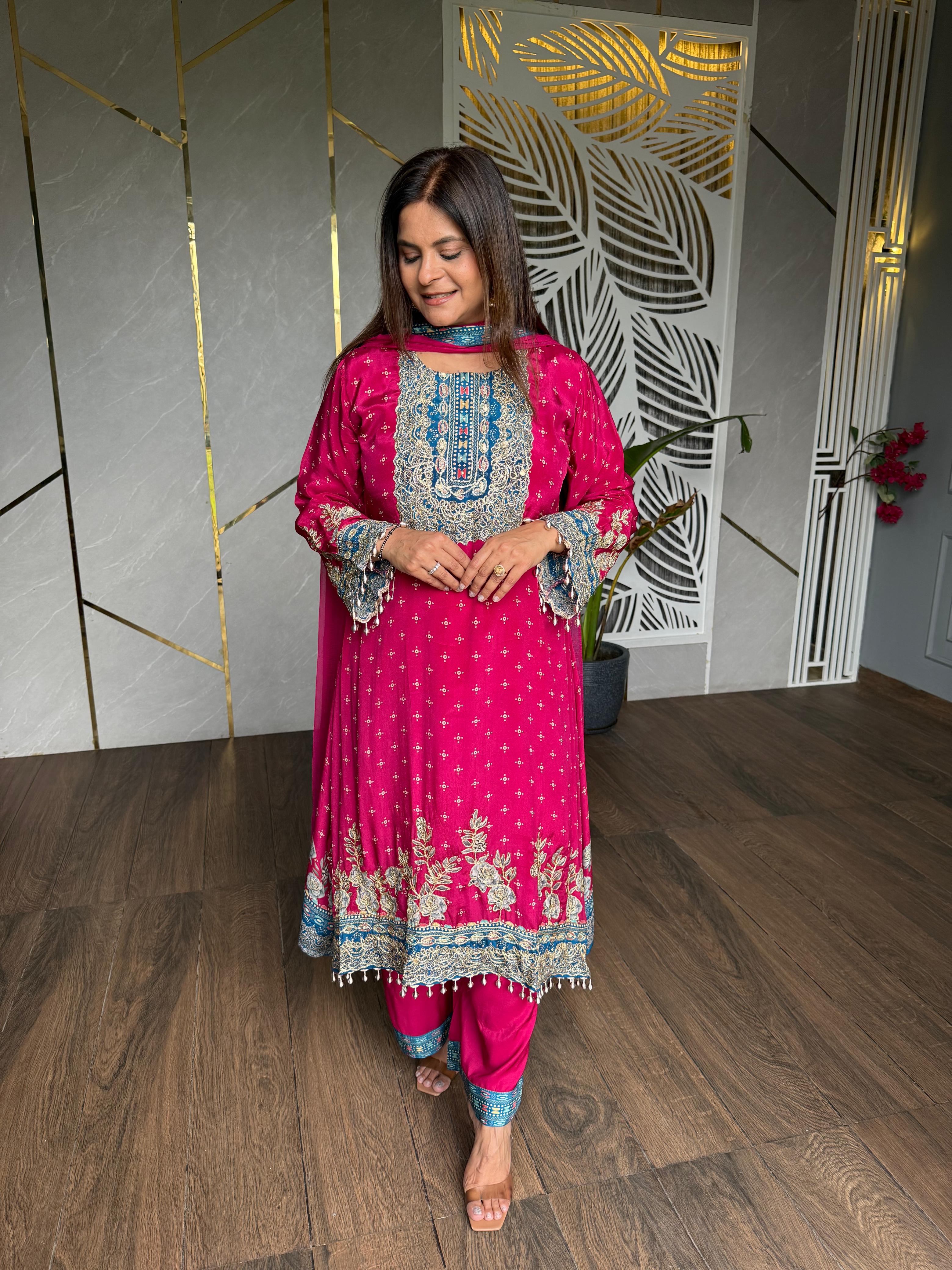 A line crepe embroided suit (Jenny)