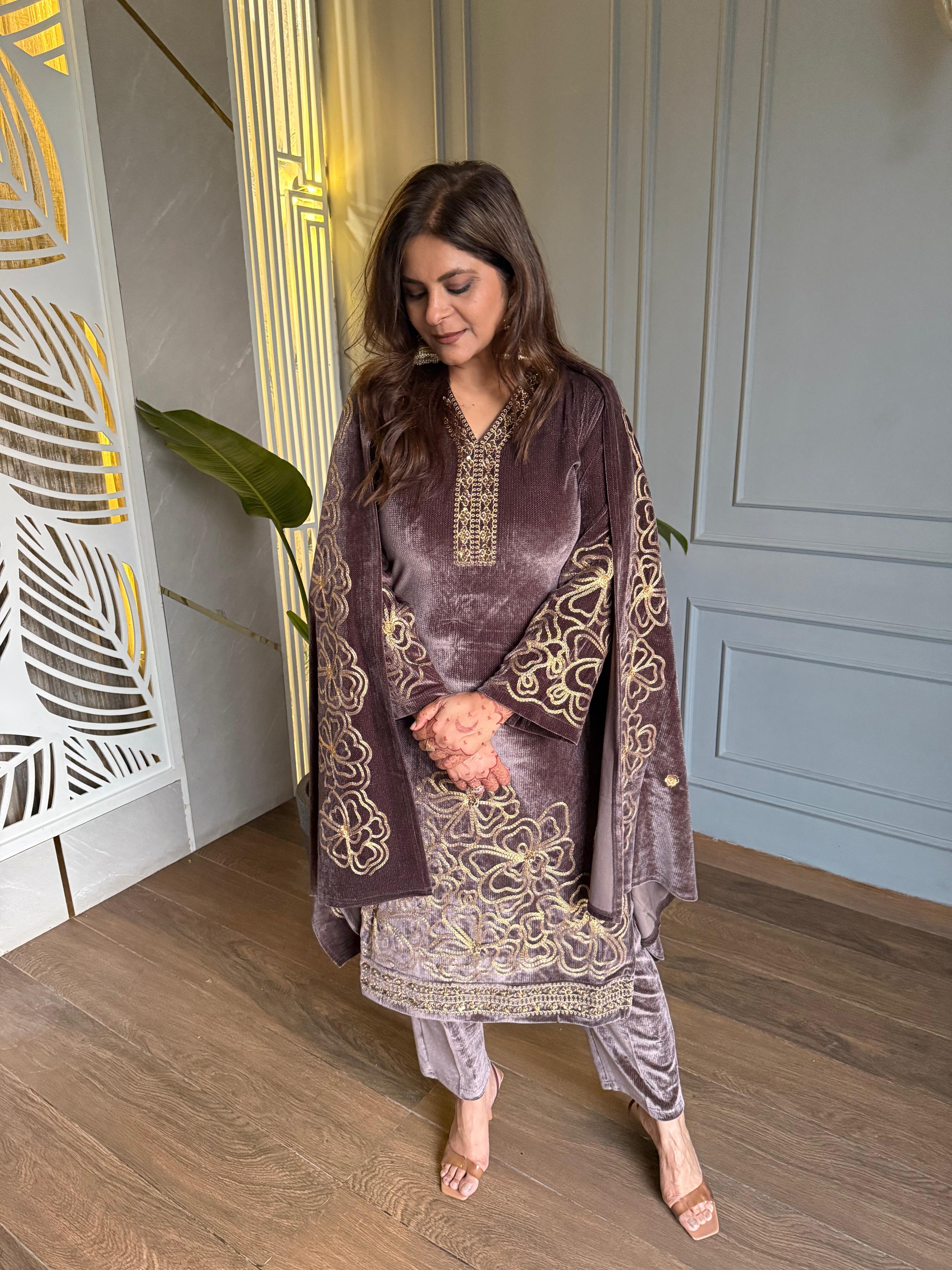 Velvet embroidery shawl suit (Neena)